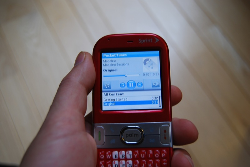 Illustration for article titled Palm Centro Unboxed and Reviewed (Verdict: Yep, Definitely Gonna Sell Loads of 'Em)